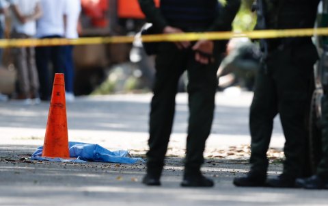 Policías acordonan la zona donde explotó una motocicleta en un puesto de control de la Policía de Colombia, este sábado en zona urbana de Jamundí (Colombia)
