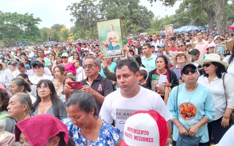 Miles de personas se congregaron para rendir tributo y agradecer a la Santa.