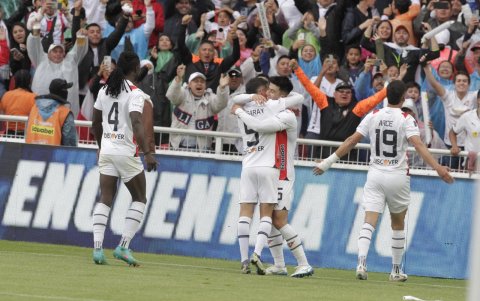 Jugadores albos festejando el triunfo.