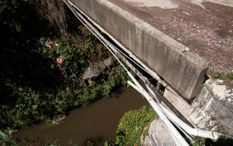 Tumbaco. La presencia de basura en quebradas de la zona es habitual, así como los malos olores. Algunos moradores se organizan y  hacen mingas.