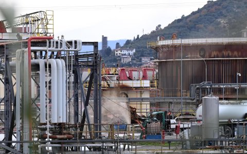 Otra de las áreas de la destrucción causada por una explosión en el depósito de combustible 'Eni' en Calenzano, Florencia, Italia, el 9 de diciembre de 2024.