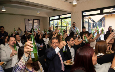 Los asistentes degustaron la salsa picante de Heineken y se quedaron gratamente sorprendidos.