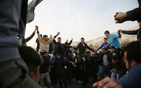 La gente celebra el derrocamiento del presidente sirio al-Assad, en la plaza Omeya de Damasco, Siria, el 9 de diciembre de 2024.