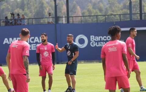 El DT Javier Gandolfi (c) analiza las opciones para tener mayor fuerza en el ataque de Independiente del Valle.