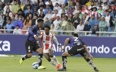 Los albos lograron una ventaja de tres goles en la primera final ante los rayados.