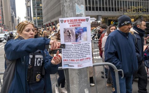 Fotografía de un cartel puesto por la policía de Nueva York (NYPD) para dar con el asesino del director ejecutivo de la aseguradora UnitedHealthcare, Brian Thompson.