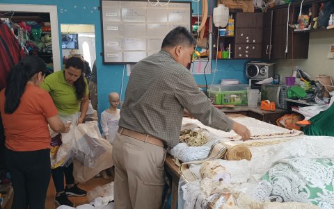 Pablo Coronel, coordinador de la parcipación de artistas, alistaba las telas que fueron utilizadas para los trajes del Pase del Niño Viajero.