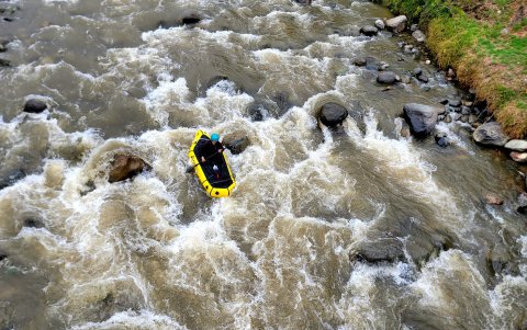 Los jóvenes corrieron las aguas del río Tomebamba durante el fin de semana.