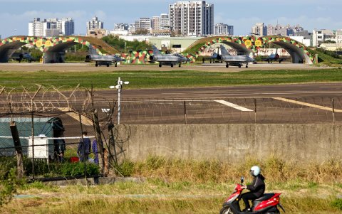 Los aviones de combate Mirage 2000 de la Fuerza Aérea de Taiwán se preparan para despegar dentro de la base aérea de Hsinchu, Taiwán, el 10 de diciembre de 2024.