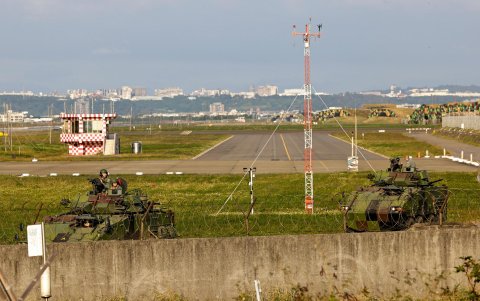 Personal militar taiwanés viaja a bordo de vehículos blindados CM-32 que patrullan dentro de la base aérea en Hsinchu, Taiwán, el 10 de diciembre de 2024.