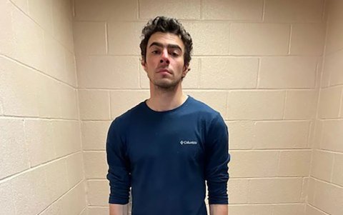 Luigi Mangione aparece en una celda de detención tras su arresto el 9 de diciembre en Altoona, Pensilvania.