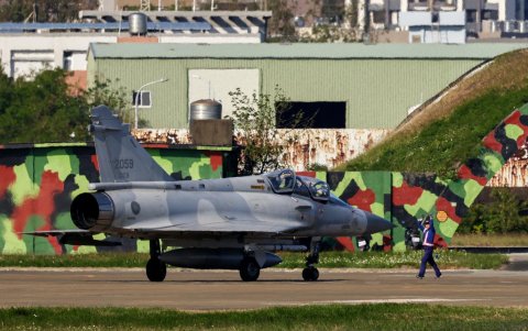 Un avión de combate Mirage 2000 de la Fuerza Aérea de Taiwán se prepara para despegar dentro de la base aérea de Hsinchu, Taiwán, el 10 de diciembre de 2024.