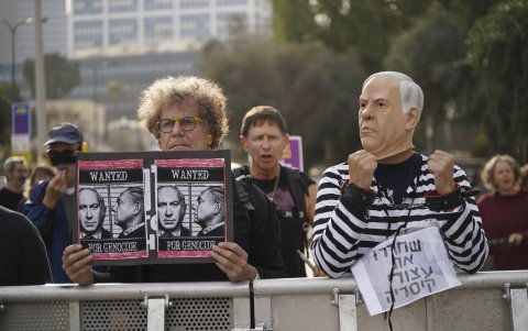 Detractores del primer ministro israelí, Benjamin Netanyahu, se manifiestan este lunes en el exterior del tribunal del distrito de Tel Aviv.