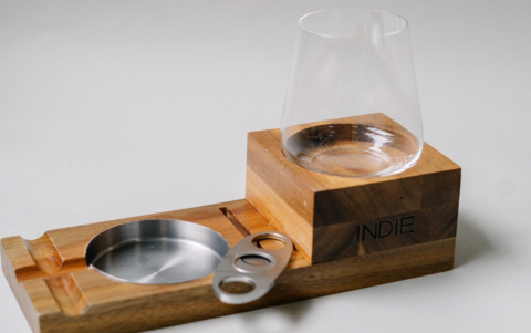 Organizador premium para amantes del habano: incluye cenicero, portavaso, cajón para fósforos y cortador de puros. Diseñado para disfrutar con estilo y elegancia cada momento. Aplica promoción 3x2.