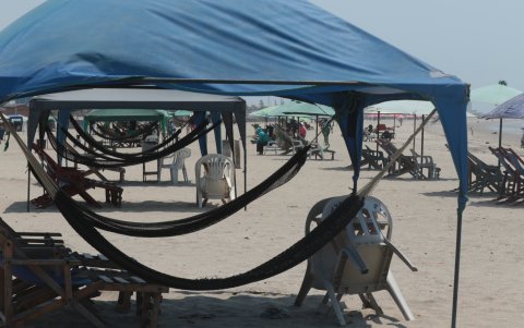 Ya desde el año pasado, a causa del incremento de la violencia, las playas en General Villamil se ven desiertas, y quienes dependen del comercio luchan por sobrevivir en medio de la crisis.
