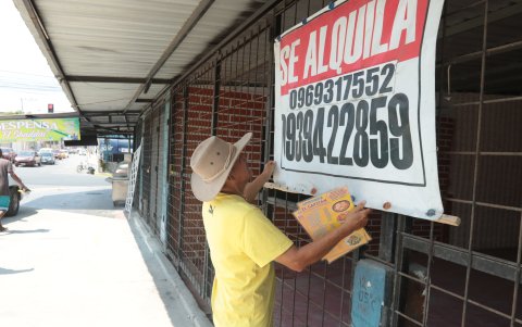 Consecuencia. Un residentes colocó un letrero intentando alquilar sus locales, pero nadie está dispuesto a arriesgarse en medio de la creciente inseguridad.