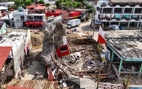 Una zona afectada tras el paso de los huracanes John y Otis, en el balneario de Acapulco en Guerrero (México).