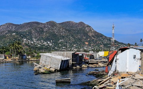Fotografía aérea que muestra los escombros tras el paso de los huracanes John y Otis, el 8 de diciembre de 2024 en el balneario de Acapulco en Guerrero (México).