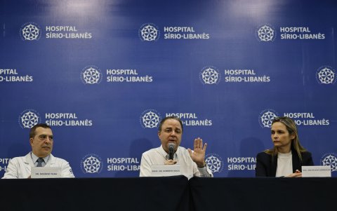 El doctor Roberto Kalil (c) ofrece una rueda de prensa con información actualizada sobre el estado del presidente de Brasil, Luiz Inácio Lula da Silva, tras ser operado.
