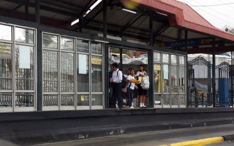 Las puertas de varias paradas permanecen abiertas, con o sin cortes de energía, lo que implica un riesgo.