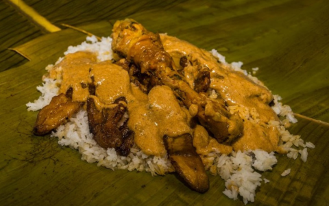 La tonga es un plato tradicional de la gastronomía ecuatoriana consiste en arroz, carne de cerdo, maní y plátano, todo envuelto en hojas de plátano y cocido al vapor.