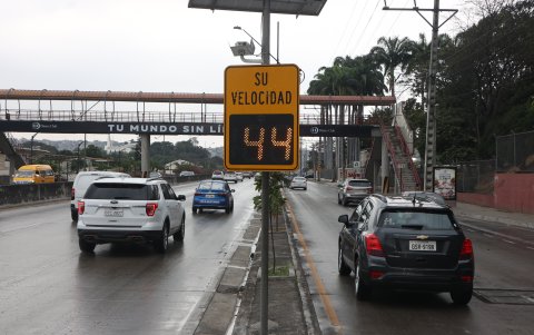 Imagen referencial de un radar ubicado en la avenida Del Bombero, en Guayaquil.