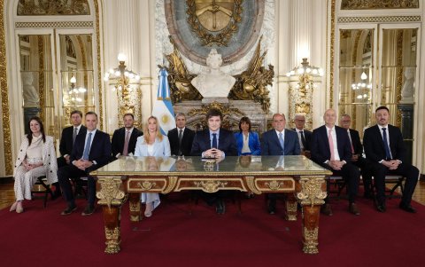 El presidente argentino, Javier Milei, posando acompañado por los integrantes de su gabinete este martes, en Buenos Aires