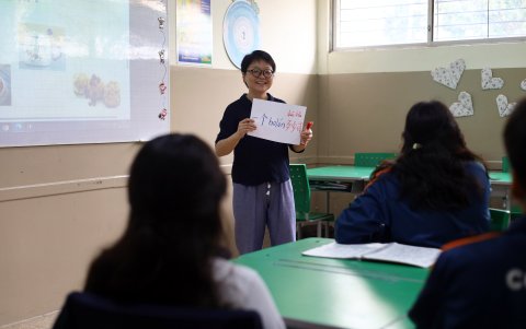 En la escuela, se enseña en español y en el colegio en inglés.