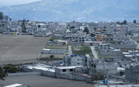 En los techos de San Juan de Calderón se ven los tanques para recolectar agua que usan los residentes.