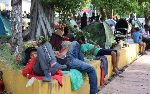 Migrantes descansan este miércoles, en el municipio de Escuintla en el estado de Chiapas (México)