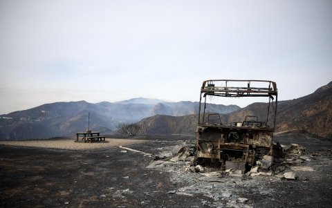 Una mesa para picnic quedó destruida por el fuego que dejó el incendio forestal 'Franklin Fire', en Malibú, California (EE.UU.), este 11 de diciembre de 2024.