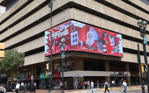 La valla LED está instalada en el edificio San Francisco 300, en la avenida 9 de Octubre y Pedro Carbo.