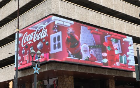 La valla LED presenta clips con temática navideña.