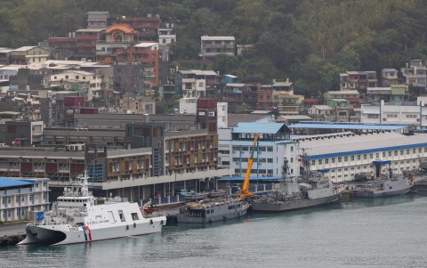 Varios buques de la Armada y de la guardia costera de Taiwán, aparecen anclados en el puerto de Keelung en la ciudad de Keelung, Taiwán, el 11 de diciembre de 2024.