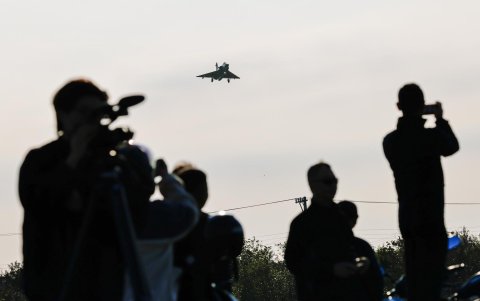 Un avión de combate Mirage 2000 de la Fuerza Aérea de Taiwán se acerca para aterrizar dentro de la base aérea en Hsinchu, Taiwán, el 10 de diciembre de 2024.