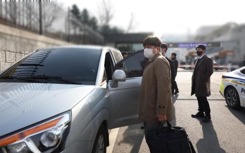 Investigadores de la Oficina Nacional de Investigación de la Agencia Nacional de Policía esperan entrar a la oficina presidencial para confiscar materiales en Seúl, el 11 de diciembre de 2024.