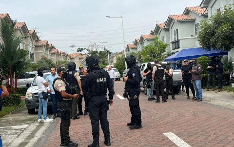 Resultados. Un total de 16 viviendas fueron allanadas hace cinco días en La Aurora. En ellas se encontraron armas, municiones, drogas, uniformes militares, entre otros artículos.