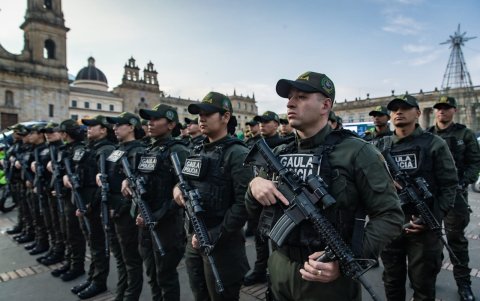 Medida. La alcaldía de Bogotá incrementó 1.500 policías a la tropa para reforzar la seguridad en la capital colombiana para preservar el turismo en época navideña. Son cerca de 17.000 en total.