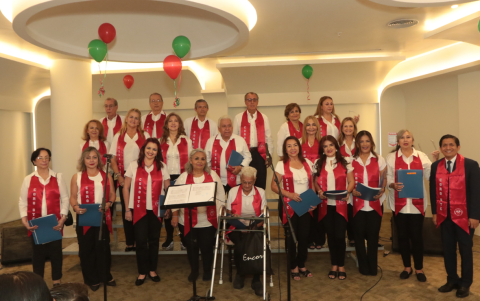 Coro Guayaquil Tennis Club, dirigido por Fabricio Avelino, con el pianista Daniel Terracees.