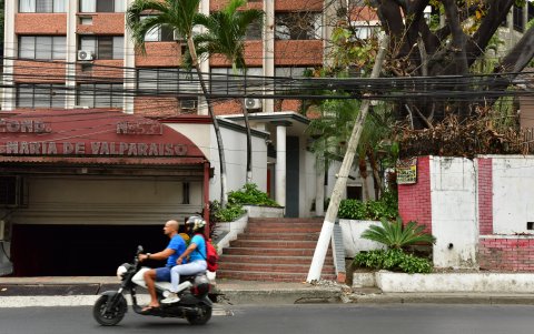 El poste se sostiene por estar inclinado hacia los cables en los que esta atado.