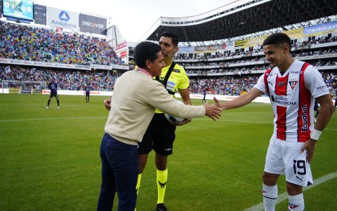 Jefferson Pérez saludando con Álex Arce de Liga de Quito.