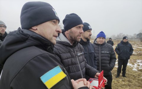 En la imagen, varios de los veteranos durante el curso práctico para aprender a utilizar un vehículo de desminado.