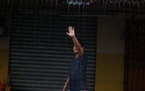 En algunos sectores de la ciudad se reportan que está lloviendo. La ciudadanía siente alivio por los días calurosos registrados