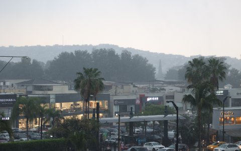 El cielo permanece oscuro en varios puntos de la ciudad.