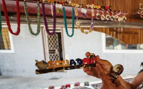 Una mujer muestra artesanías.
