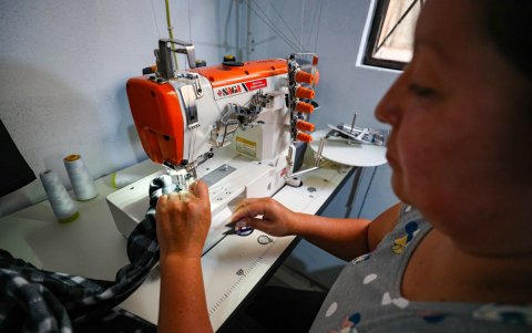 Una mujer trabaja en un taller de costura.