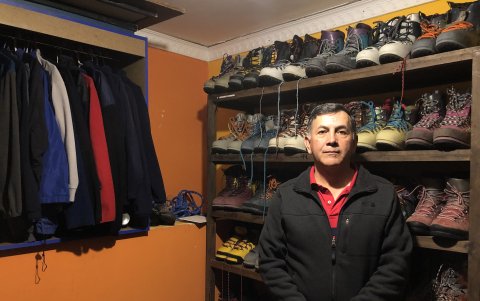 Fernando Tobar, gerente de Tobar Expedition, en el lugar donde guarda los implementos para alta montaña.