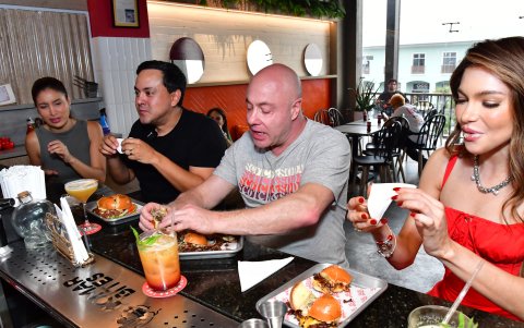 Jorge Rausch comparte con los organizadores de Burger Show en el resturante Comar Bites de Guayaquil.