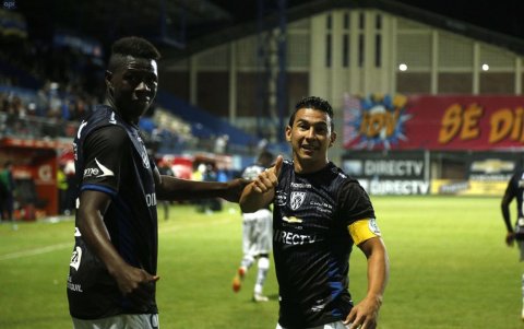 El Cachorro Mera fue capitán de los rayados, con los que ganó la Copa Sudamericana.