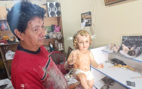 Javier Lliguin , otro  restaurador de imágenes en Riobamba, junto al Divino Niño.